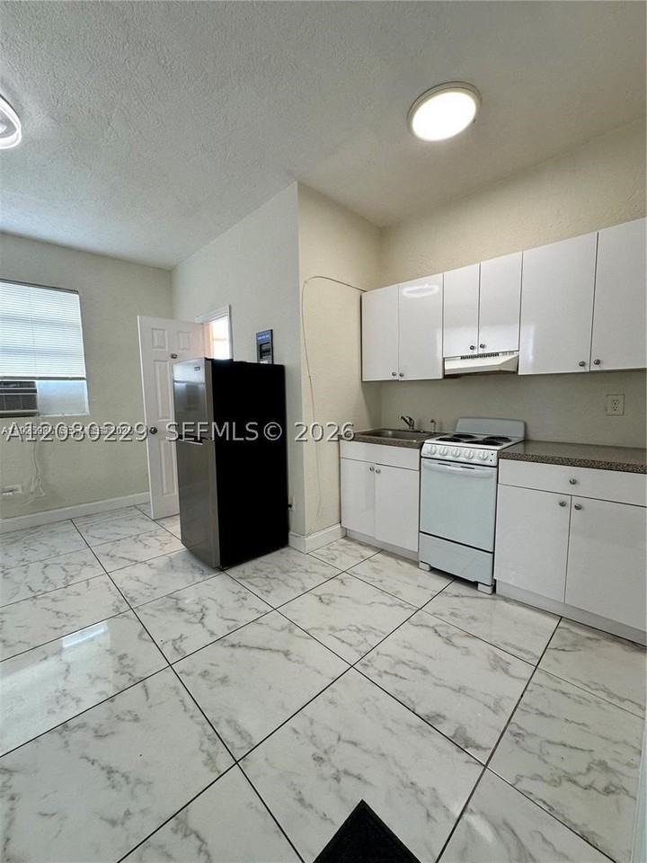912 Nw 9th Ave #8 - Photo 3 of 10