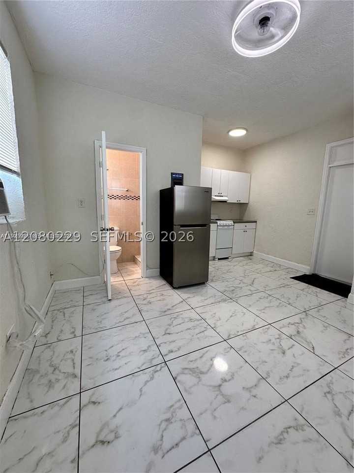 912 Nw 9th Ave #8 - Photo 4 of 10