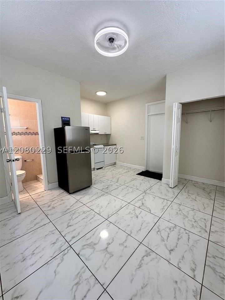 912 Nw 9th Ave #8 - Photo 5 of 10