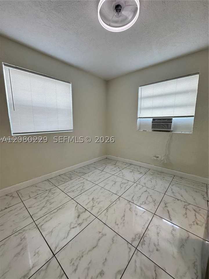 912 Nw 9th Ave #8 - Photo 6 of 10