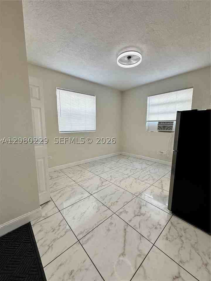 912 Nw 9th Ave #8 - Photo 7 of 10
