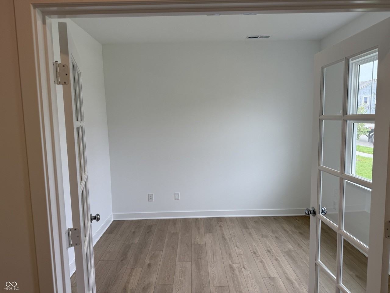 411 Eisenhower St - Photo 4 of 35