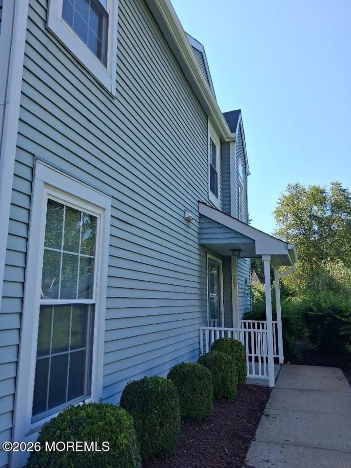 287 Elmwood Ct - Photo 2 of 8