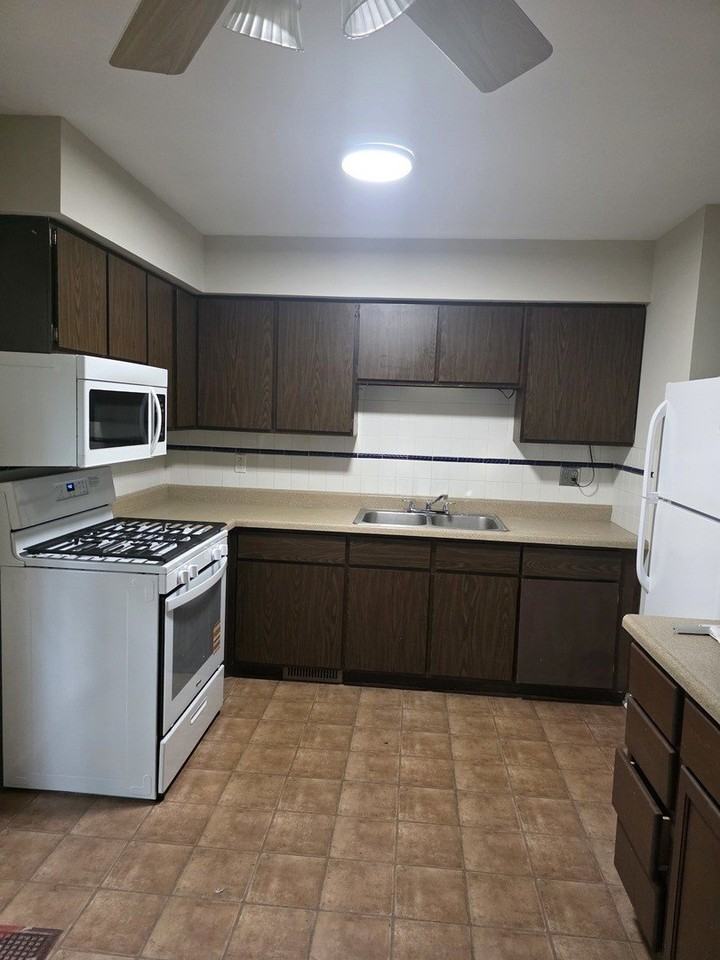 670 Anita Ave - Photo 3 of 11