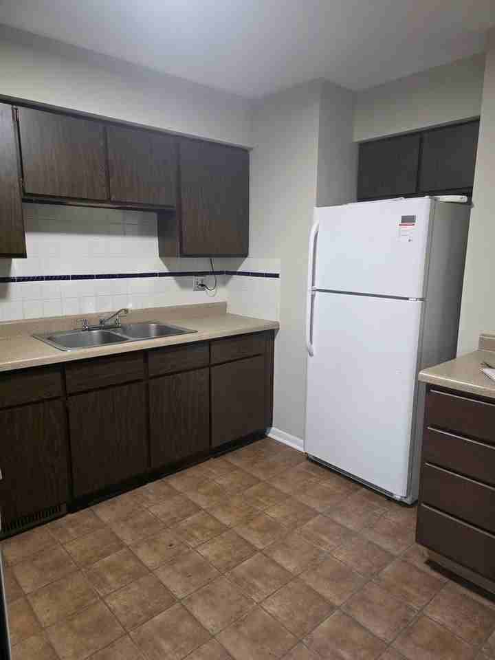 670 Anita Ave - Photo 4 of 11