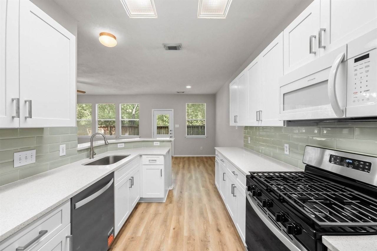 211 N Burberry Park Cir - Photo 2 of 39