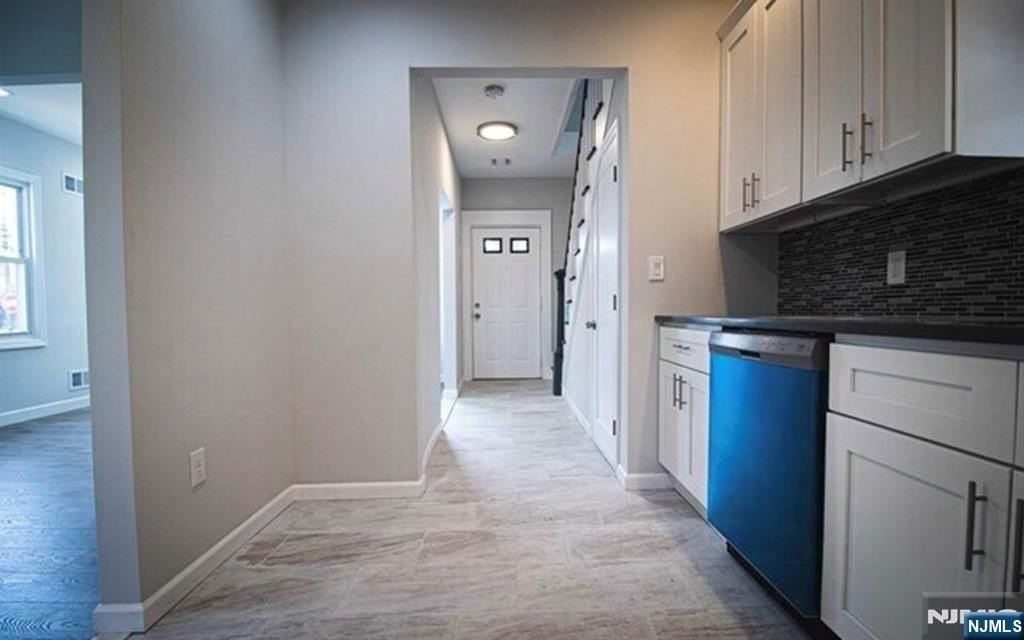 81 Dewey St - Photo 3 of 9