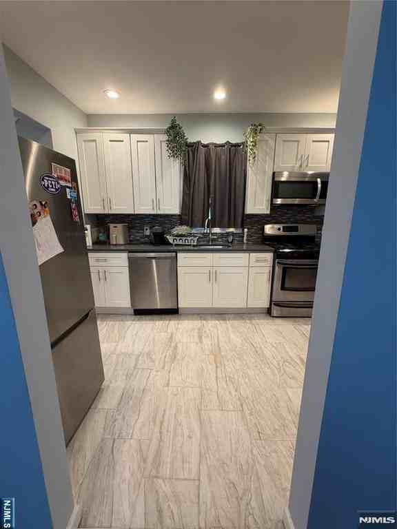 81 Dewey St - Photo 4 of 9