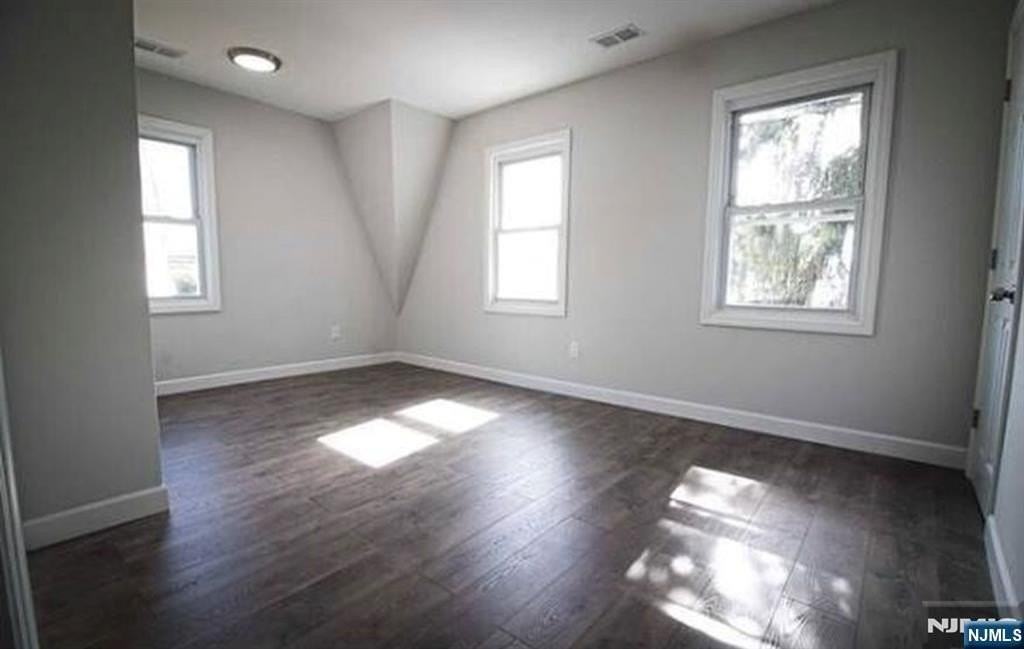 81 Dewey St - Photo 7 of 9