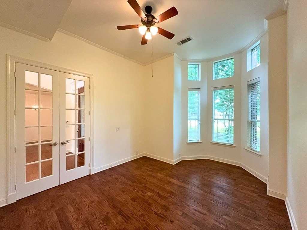 1205 Golden Gate Dr - Photo 5 of 40