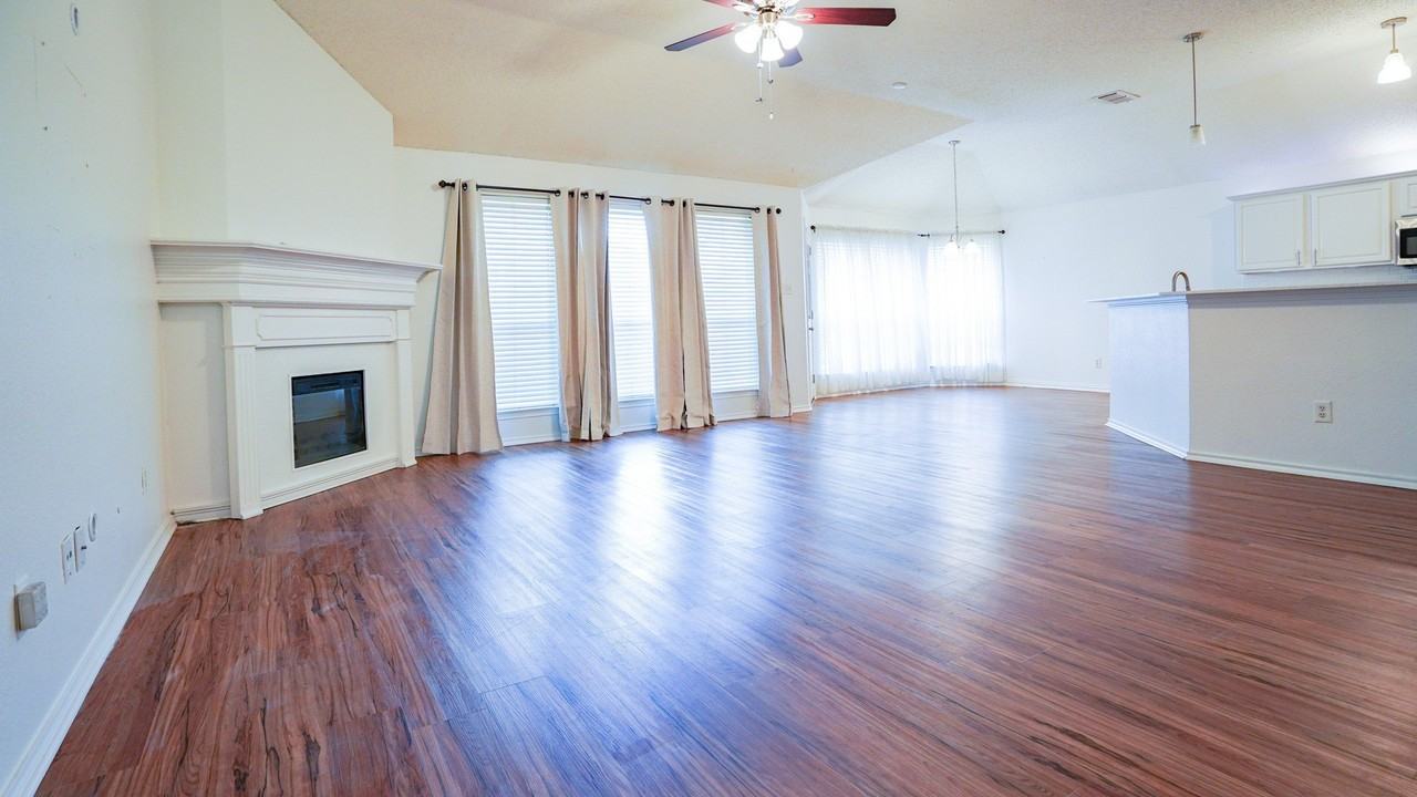 1012 Kingsley Dr - Photo 2 of 12