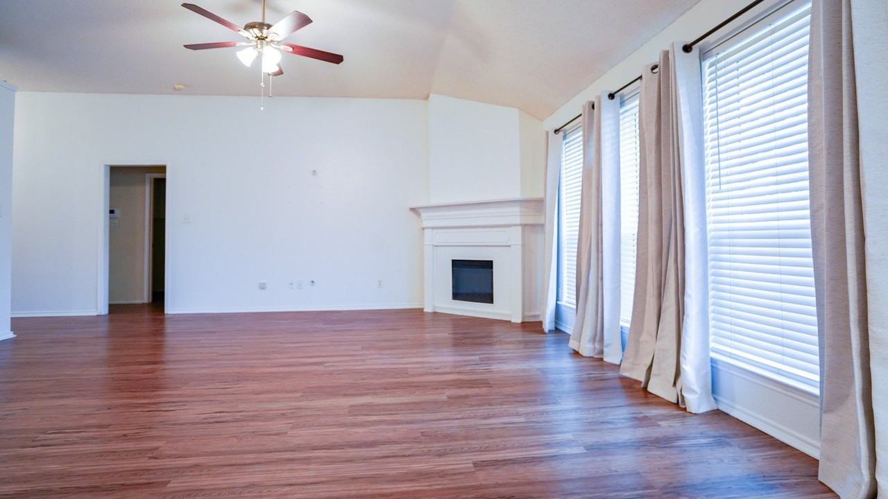 1012 Kingsley Dr - Photo 3 of 12