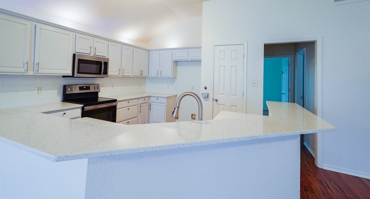 1012 Kingsley Dr - Photo 4 of 12