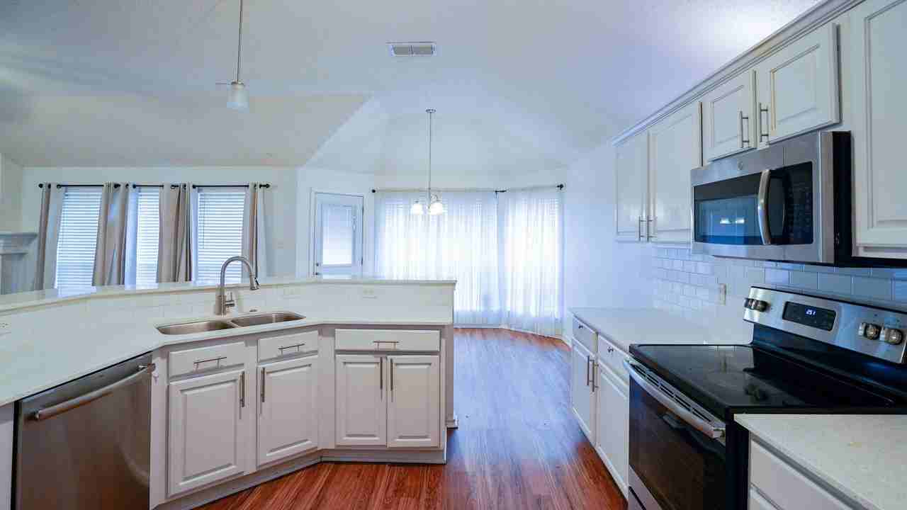 1012 Kingsley Dr - Photo 5 of 12