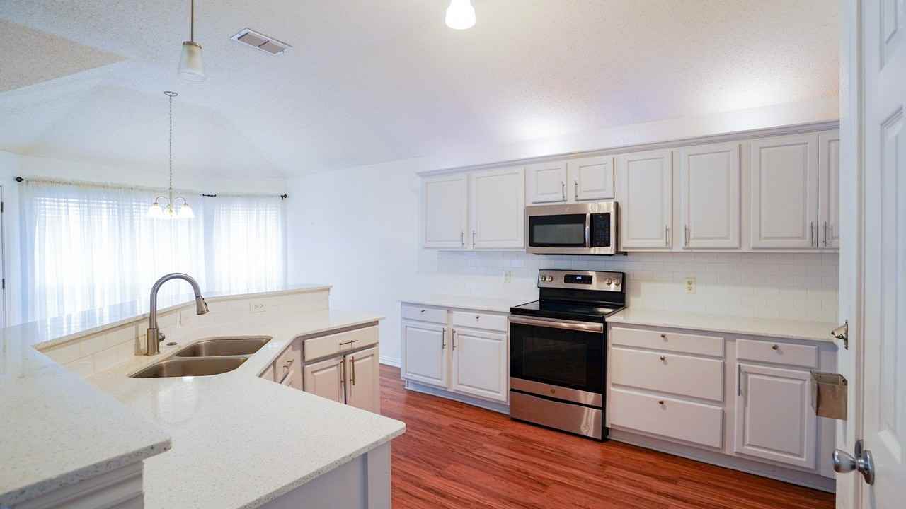 1012 Kingsley Dr - Photo 6 of 12