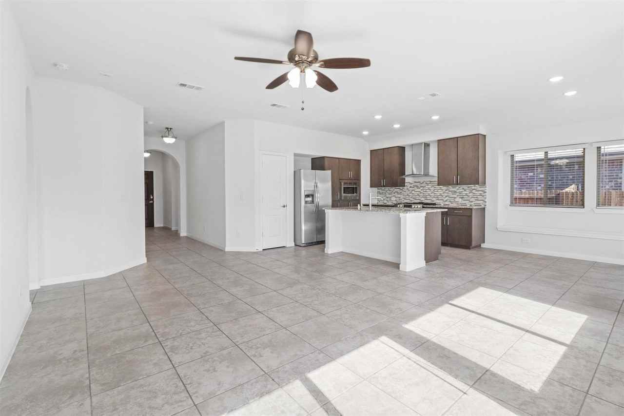 1105 Faringdon Dr - Photo 4 of 17