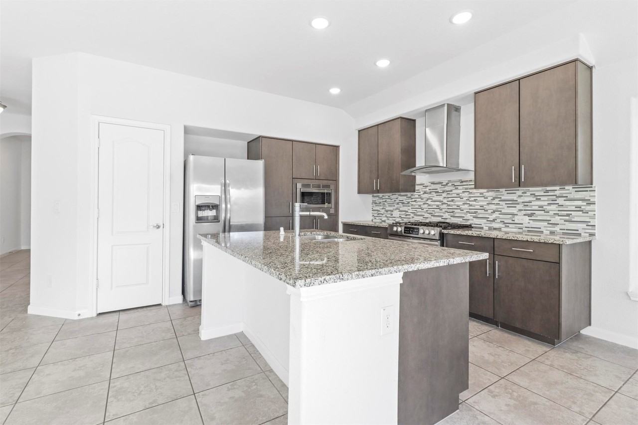 1105 Faringdon Dr - Photo 5 of 17