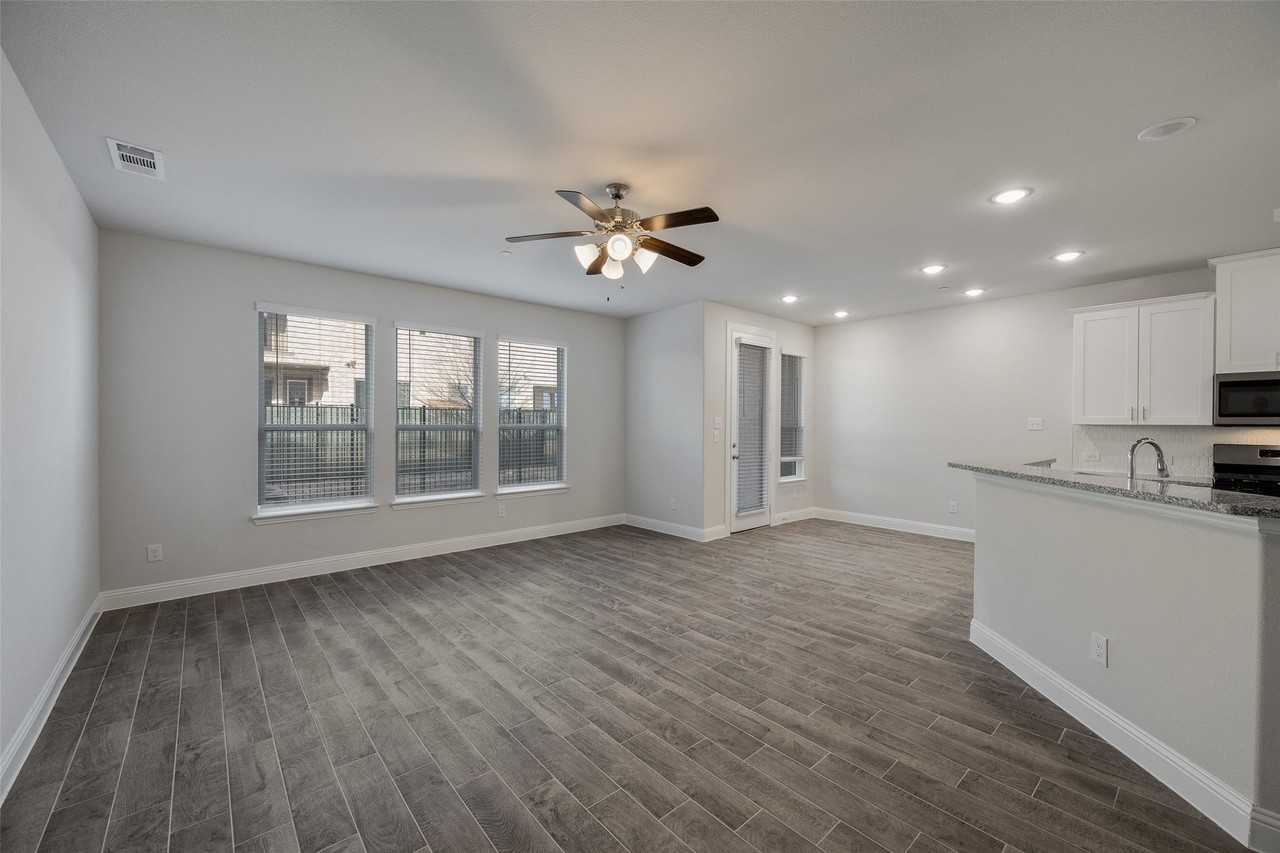 1067 Mj Brown St - Photo 5 of 20