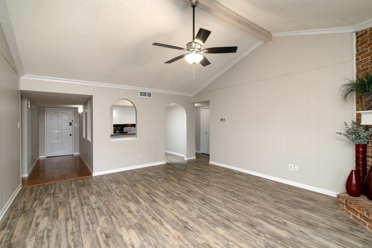 2937 Carnaby Ln - Photo 3 of 29