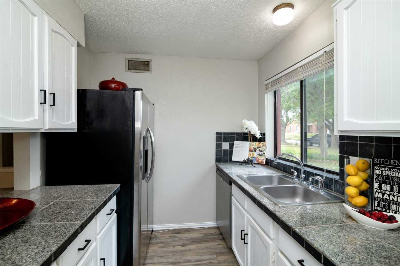 2937 Carnaby Ln - Photo 7 of 29