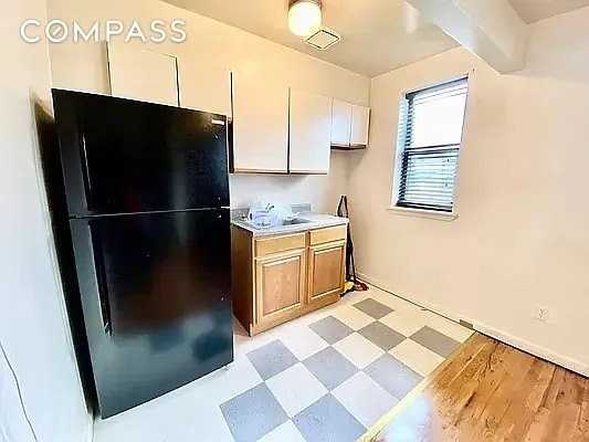 223 9th St #1F - Photo 4 of 8