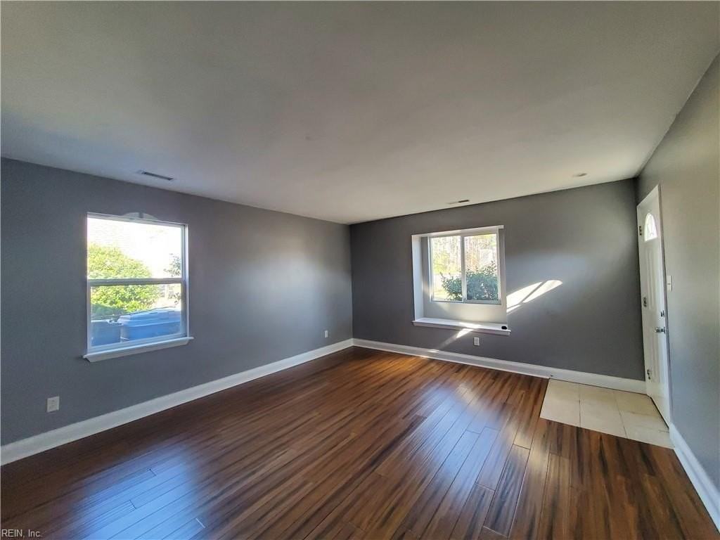 1425 Goldfinch Ln - Photo 2 of 17