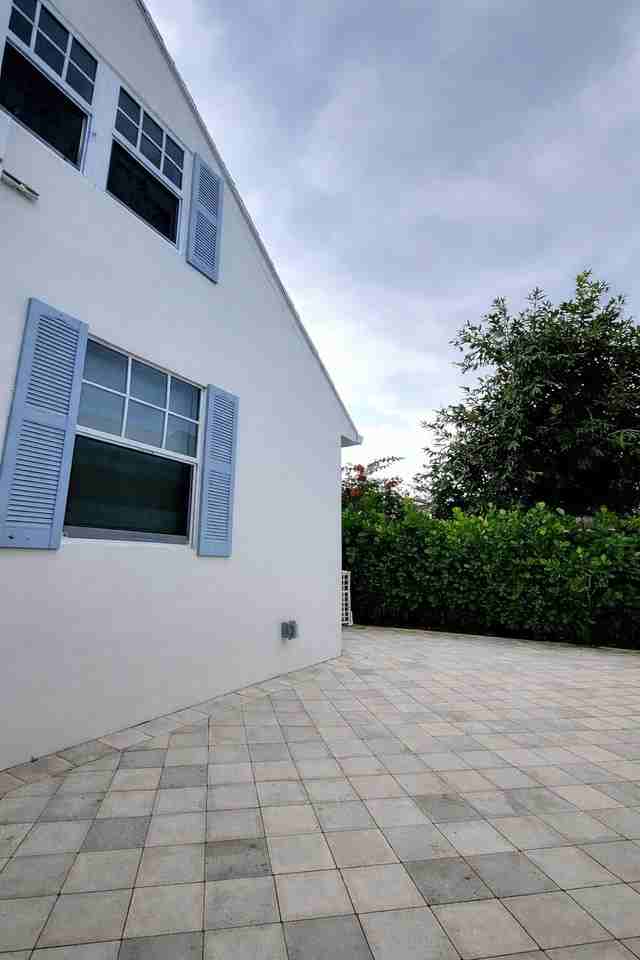 515 52nd St - Photo 3 of 24