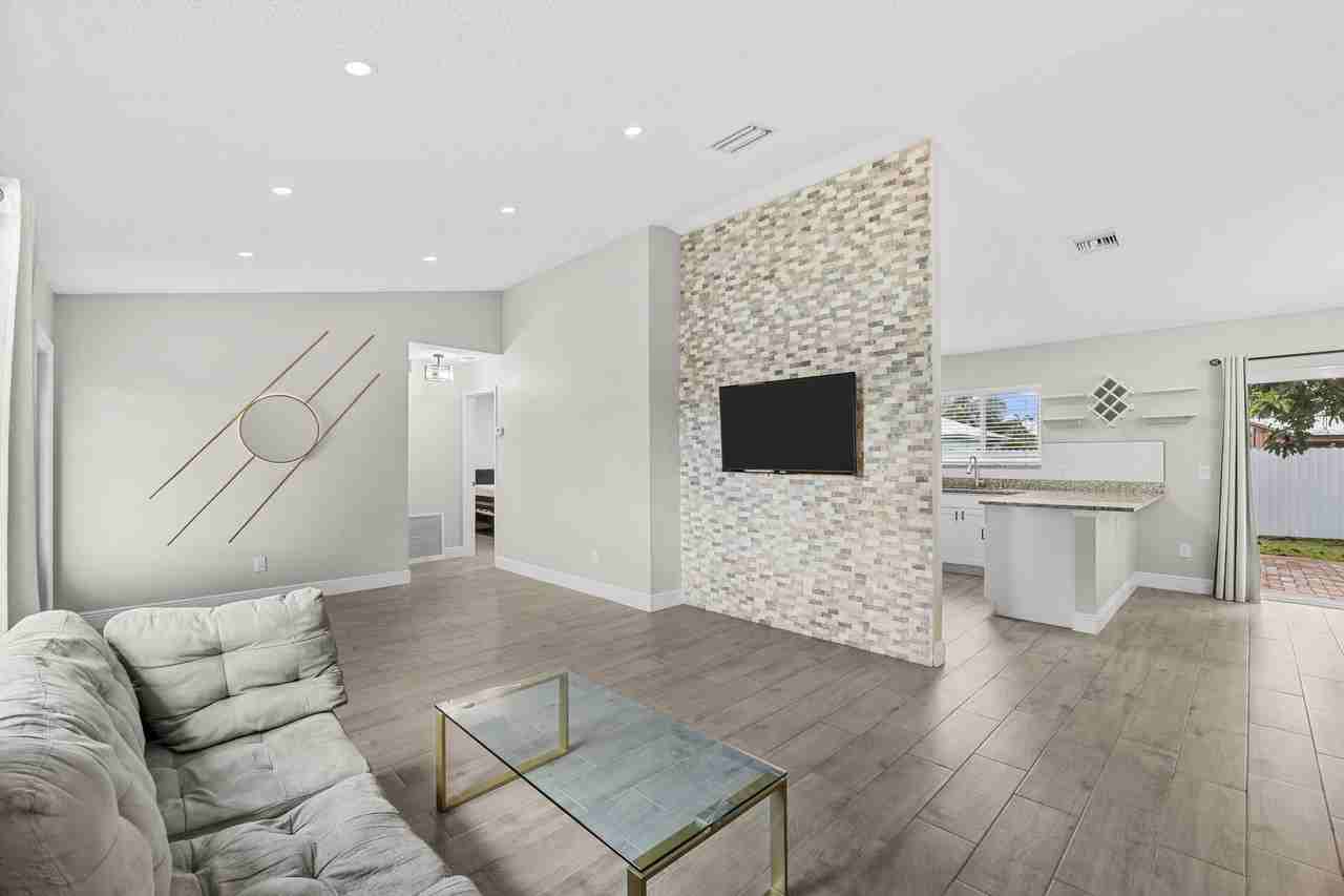 265 Sw Dalton Cir - Photo 3 of 30