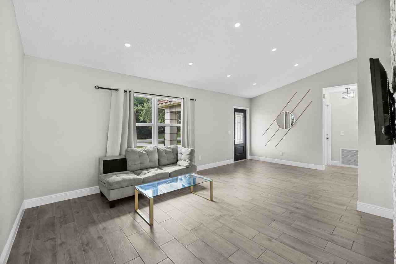 265 Sw Dalton Cir - Photo 4 of 30
