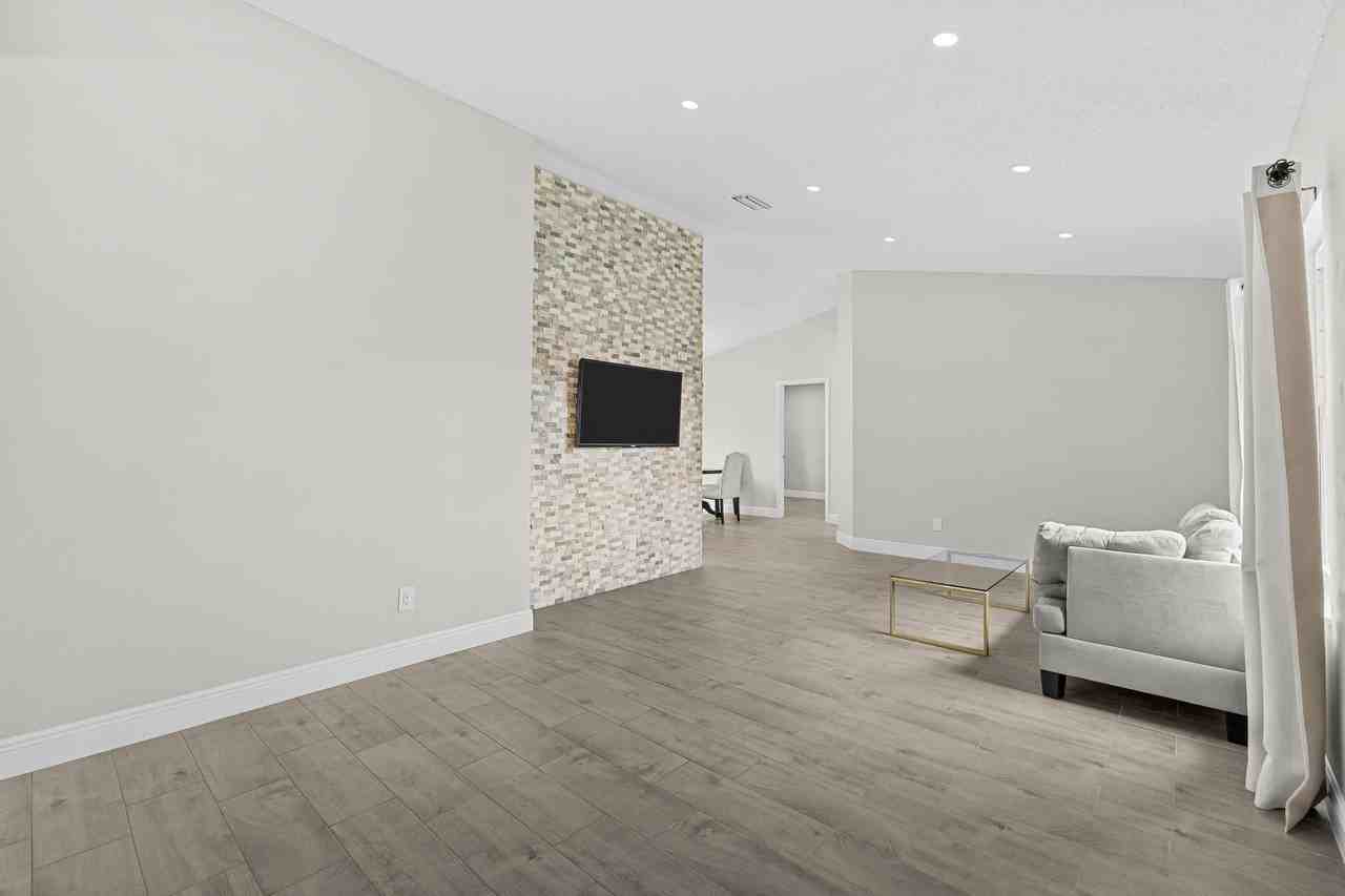 265 Sw Dalton Cir - Photo 5 of 30