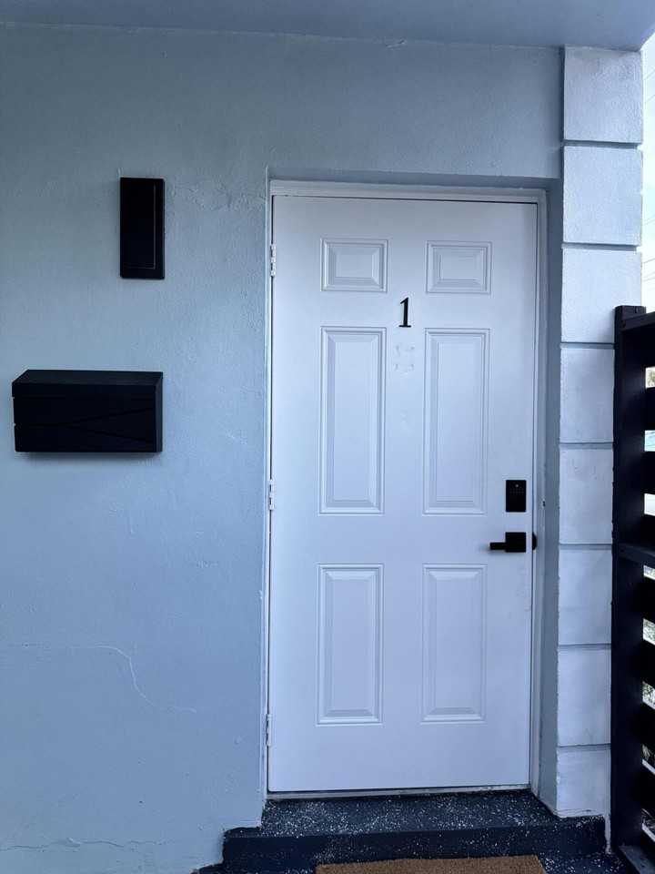 221 Se 11th Ave #1 - Photo 5 of 17
