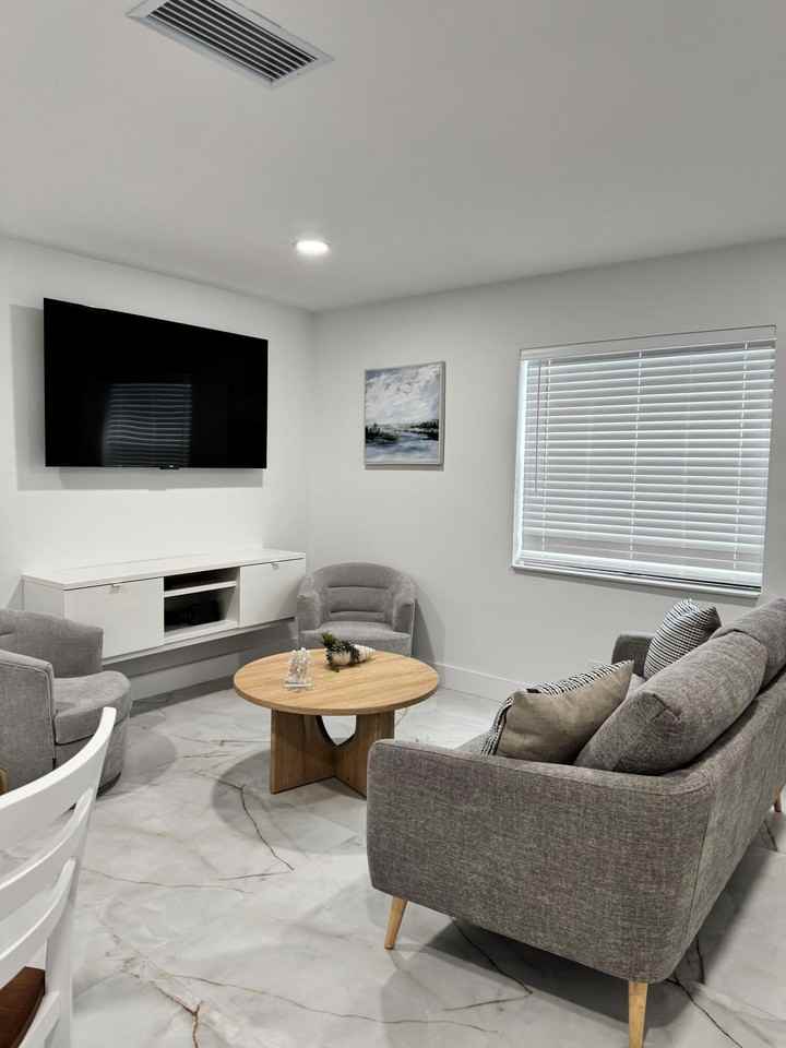 221 Se 11th Ave #1 - Photo 7 of 17