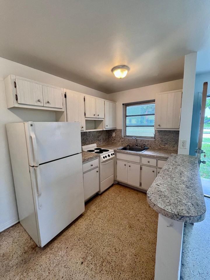598 Douglas Rd #1 - Photo 3 of 7