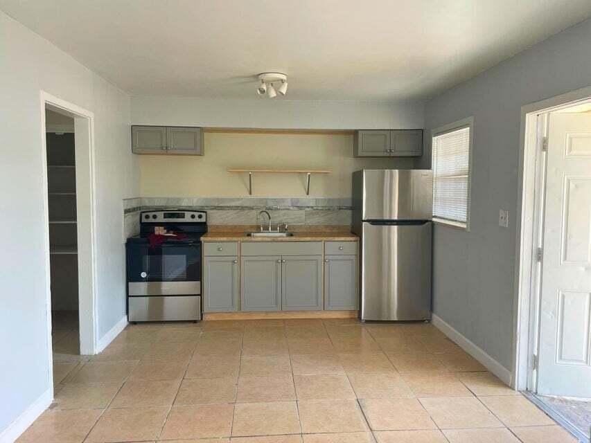 243 Se 25th Ave - Photo 3 of 8