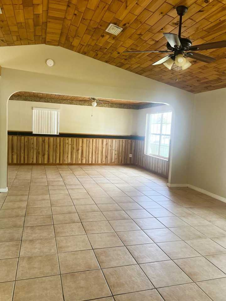 7801 San Carlos Dr - Photo 2 of 4