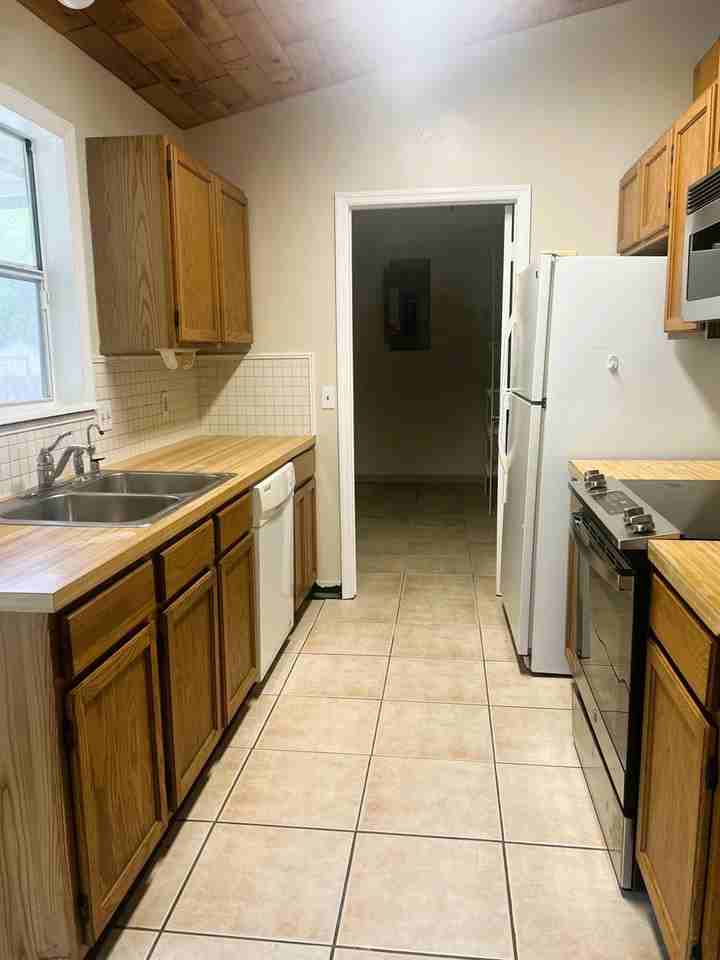 7801 San Carlos Dr - Photo 3 of 4