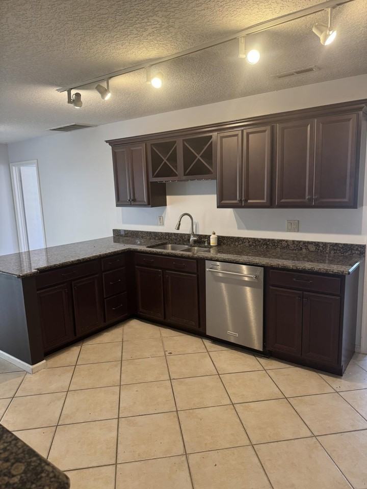 121 Beaumont Ln - Photo 6 of 31