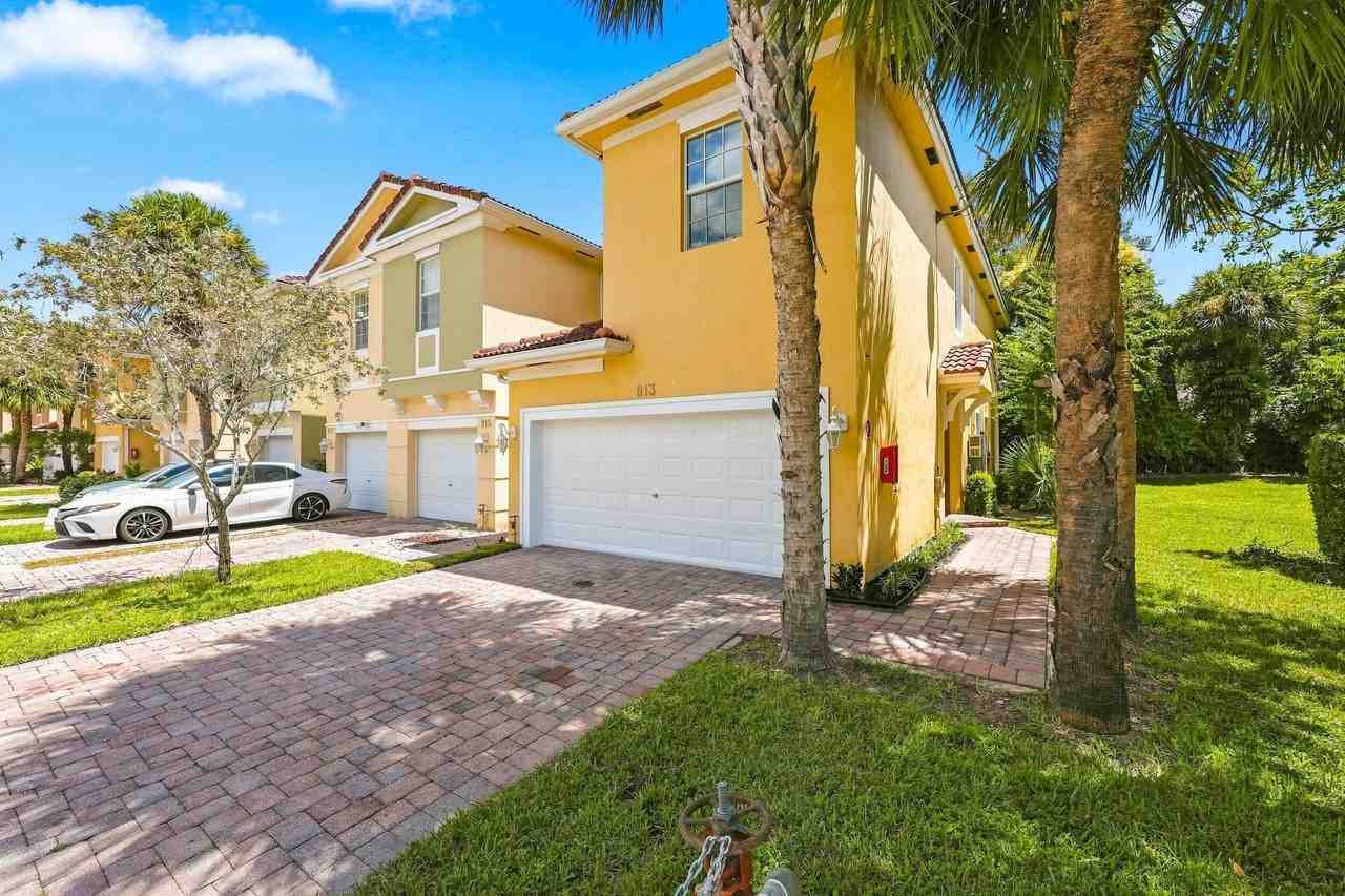 813 Pipers Cay Dr - Photo 3 of 40