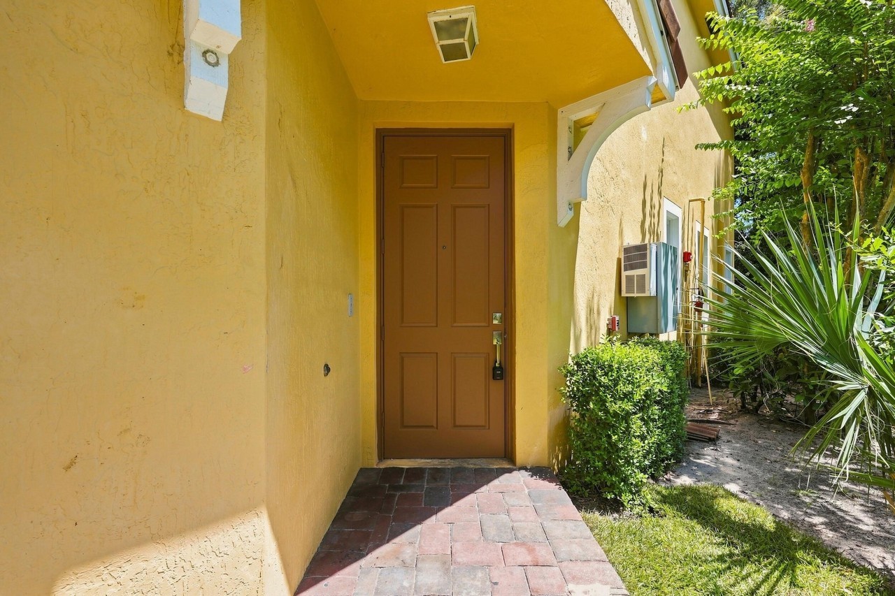 813 Pipers Cay Dr - Photo 4 of 40