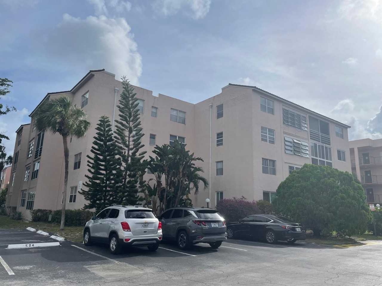 2851 Somerset Dr #111