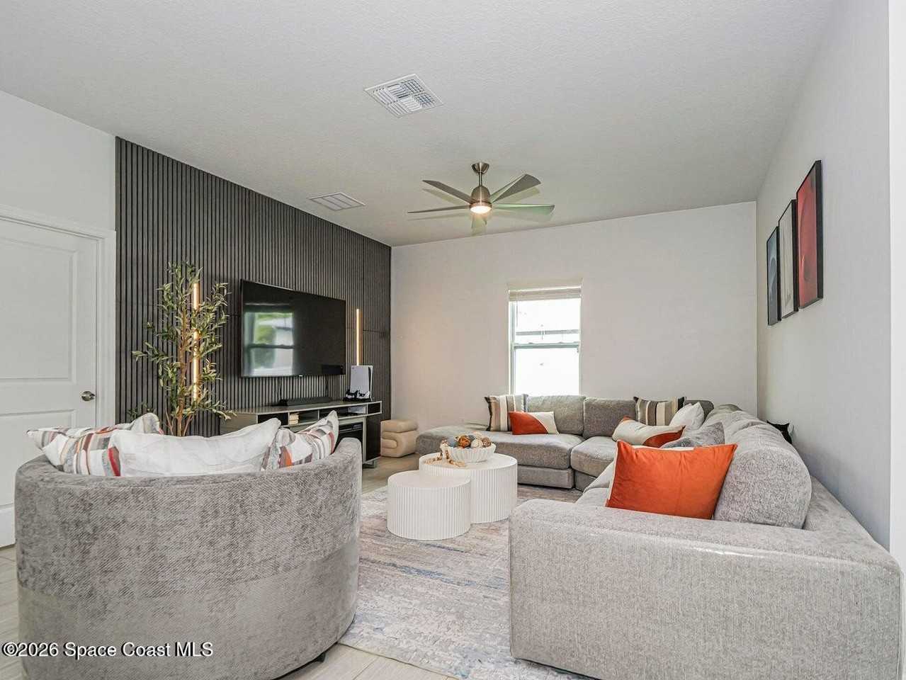 3010 Eldron Blvd Se - Photo 3 of 27