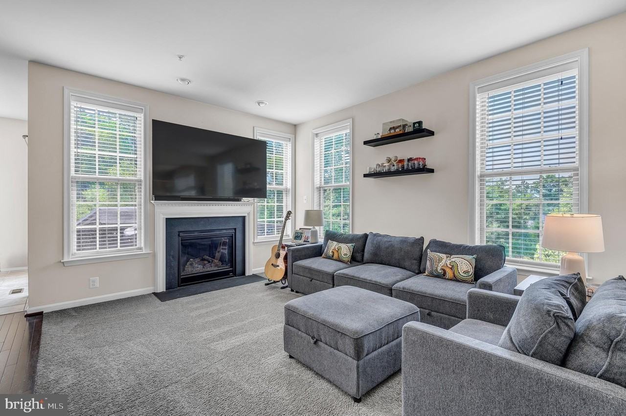 903 Whitstable Blvd - Photo 2 of 41