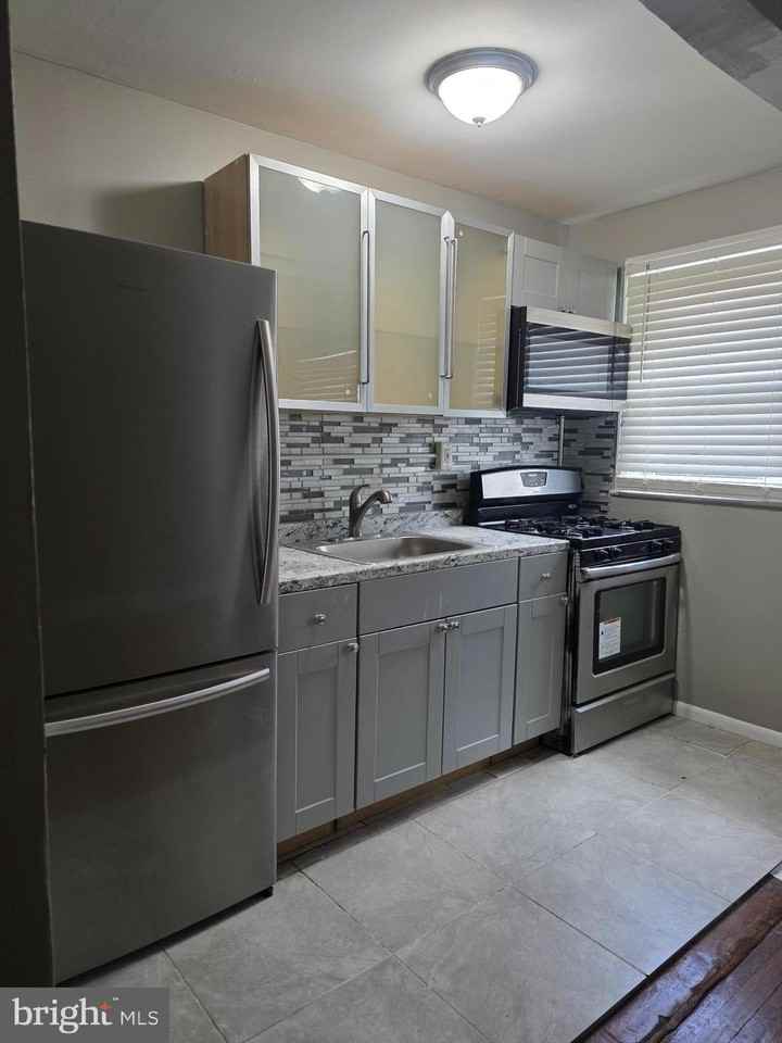 814 E Cold Spring Ln - Photo 5 of 15