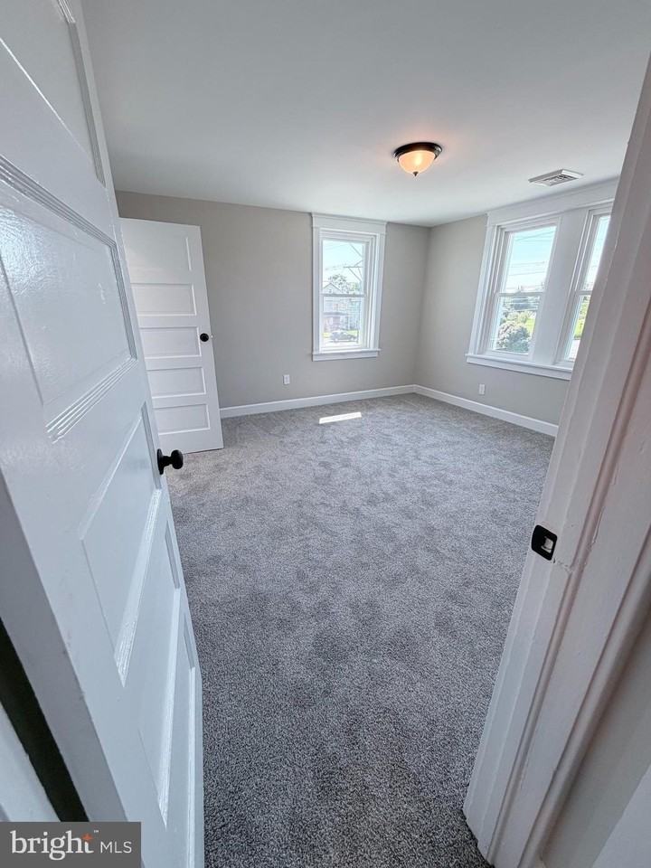 1382 Naamans Creek Rd - Photo 5 of 12