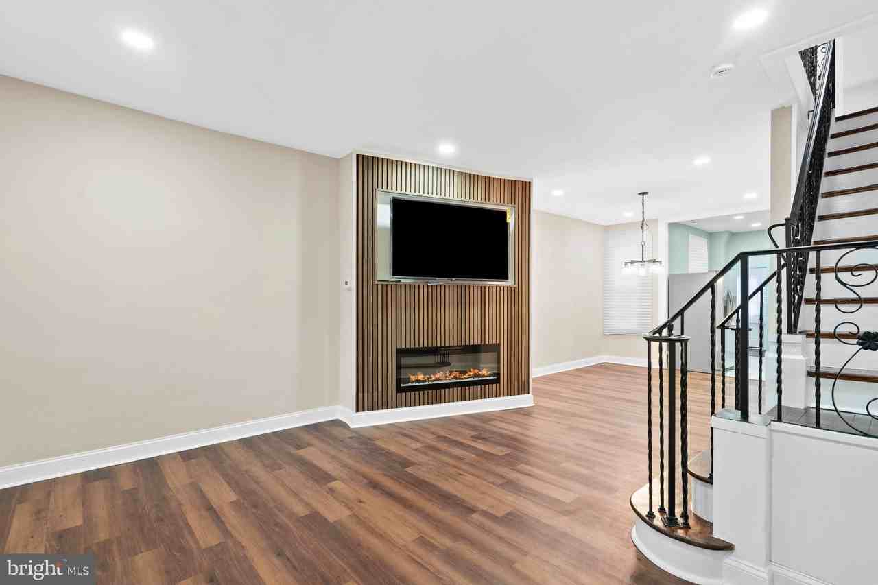 5611 Stewart St - Photo 4 of 32