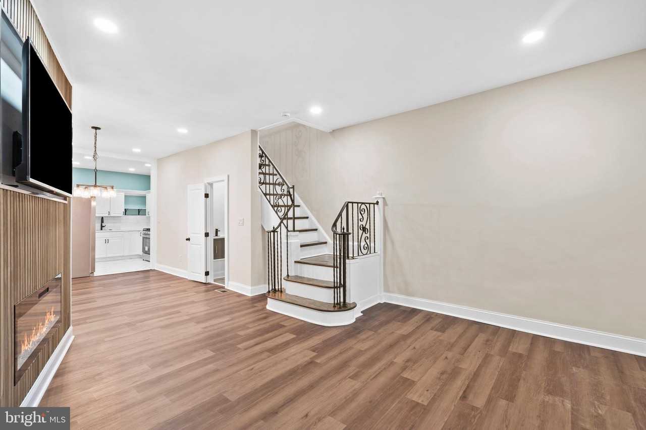 5611 Stewart St - Photo 5 of 32