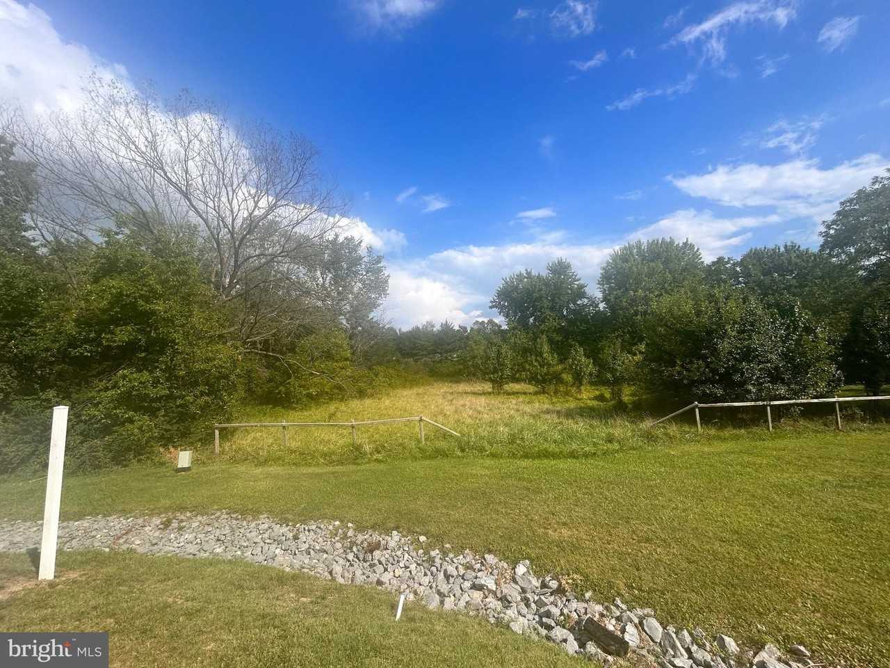 140 Lexington Ct - Photo 3 of 19