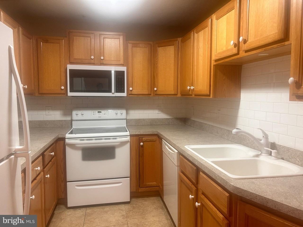 140 Lexington Ct - Photo 5 of 19