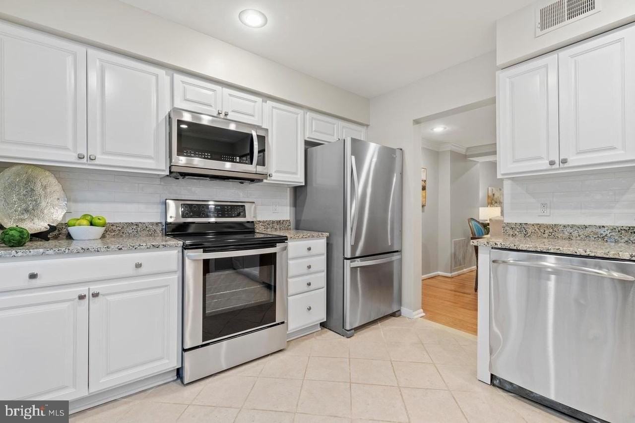 6141 Summer Park Ln - Photo 2 of 18