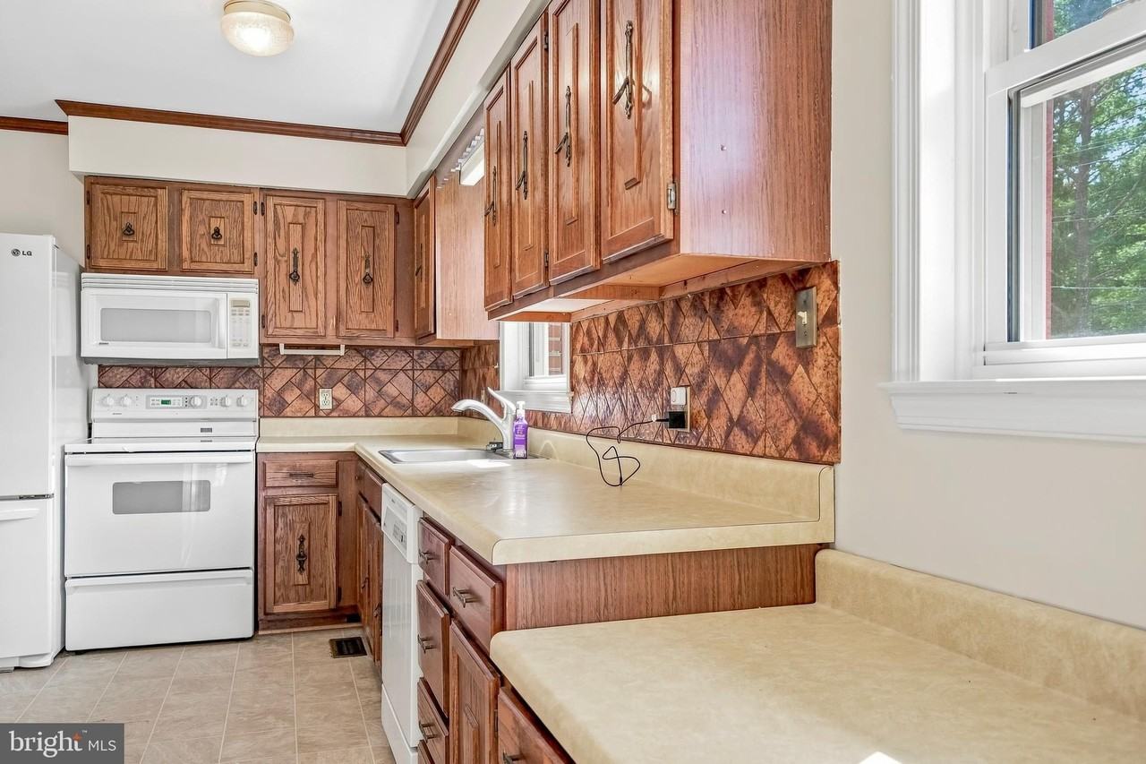 10117 Burwell Rd - Photo 5 of 20
